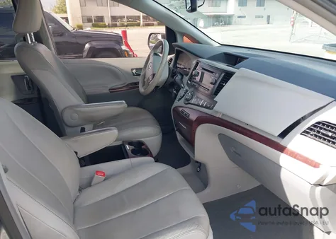 2012 Toyota Sienna Xle V6 8 Passenger z USA, uszkodzony, nr VIN 5TDYK3DCXCS278442